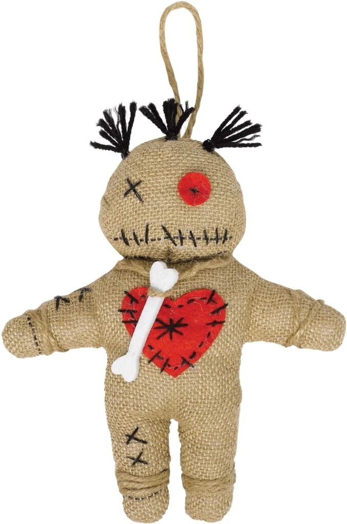Bambola voodoo in juta con cuore rosso e osso bianco, utilizzata per magia rossa, rituali esoterici e protezioni energetiche.